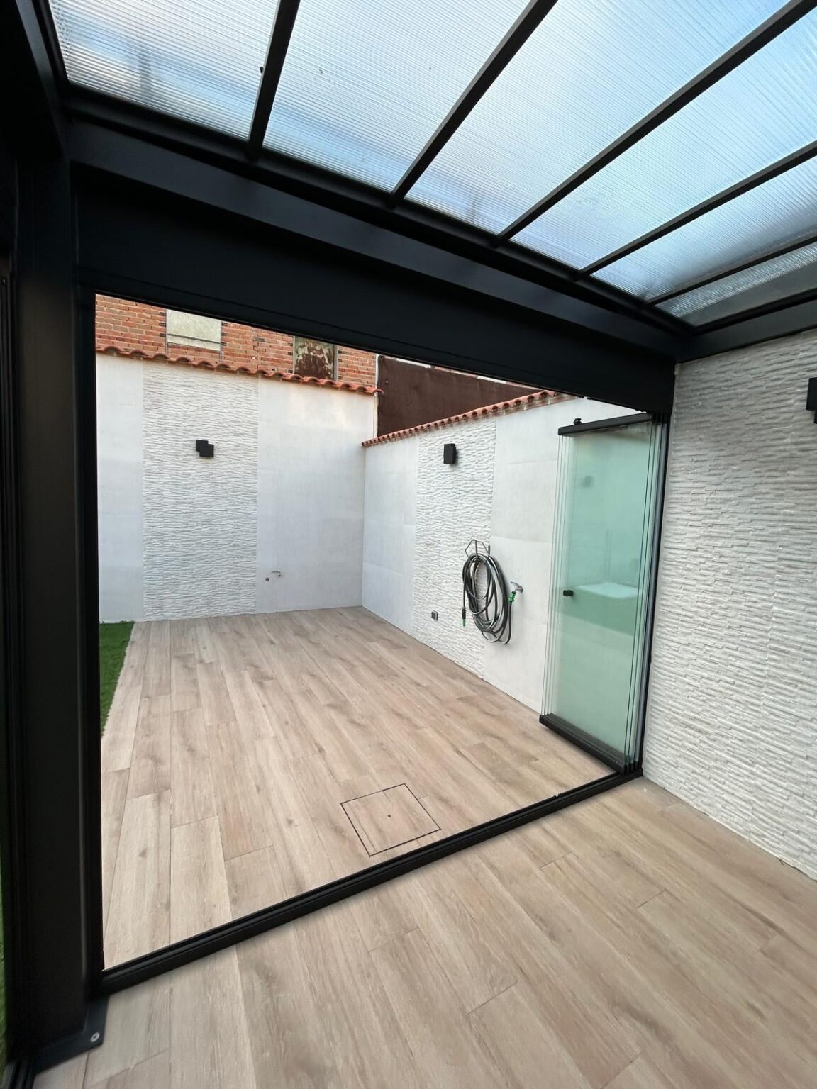 Montaje de los pilares y vigas de una pérgola de alta resistencia.