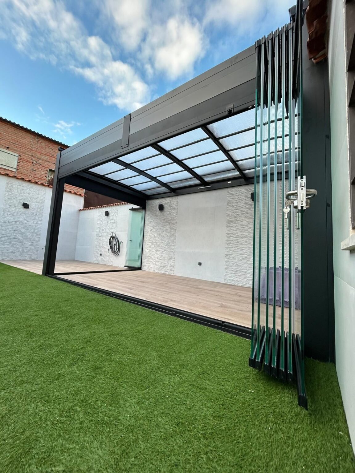 Sensores de lluvia que cierran automáticamente las lamas de la pérgola.