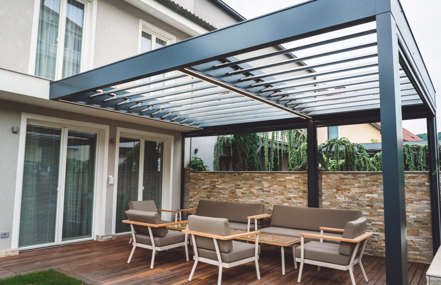 Toldo de fachada diseñado a medida para chalet en Pozuelo.