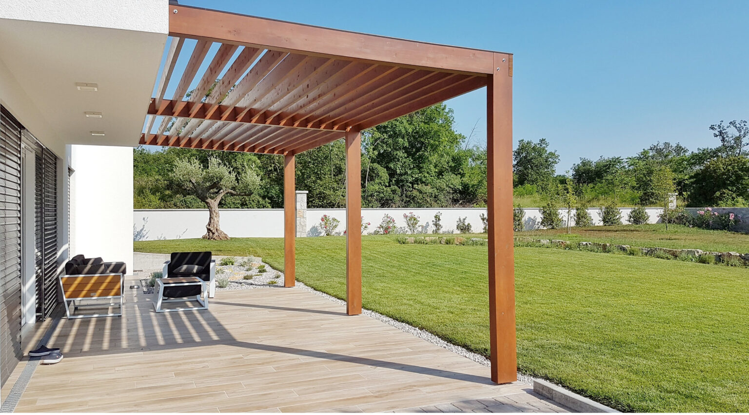 Vista nocturna de pérgola bioclimática con luces LED integradas en Pozuelo.