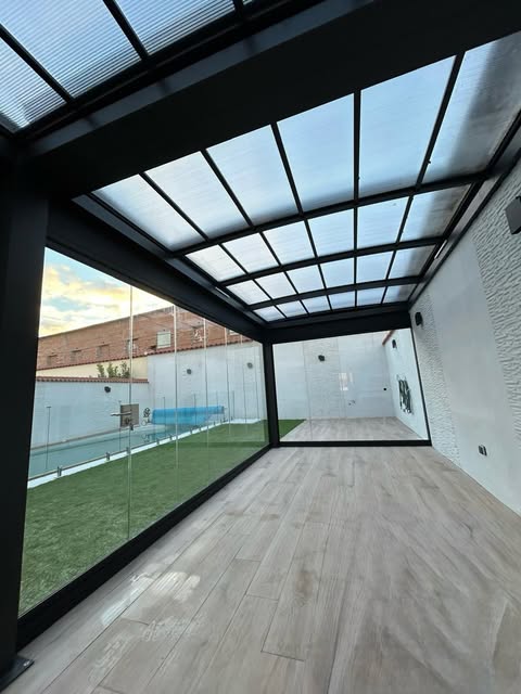 Estructura bioclimática de diseño moderno instalada en jardín de Alcorcón.