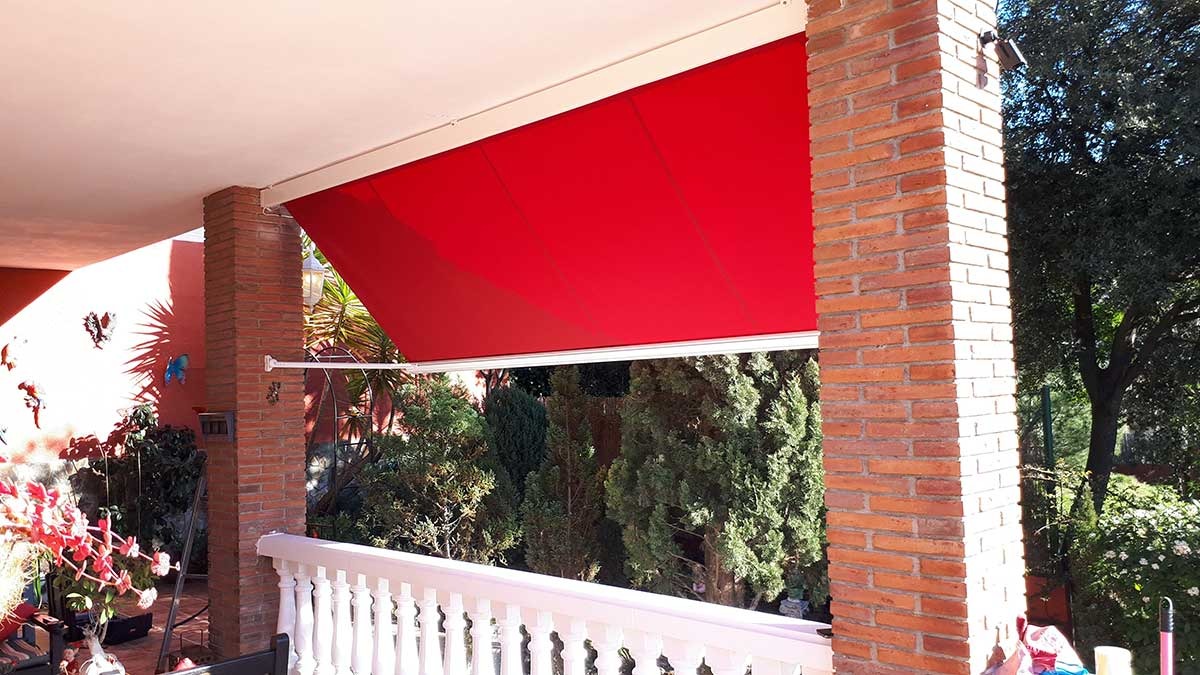 Toldo de brazo articulado instalado en una terraza de Fuenlabrada.